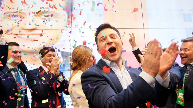 استطلاع: فوز الممثل الكوميدي زيلينسكي بانتخابات الرئاسة في أوكرانيا