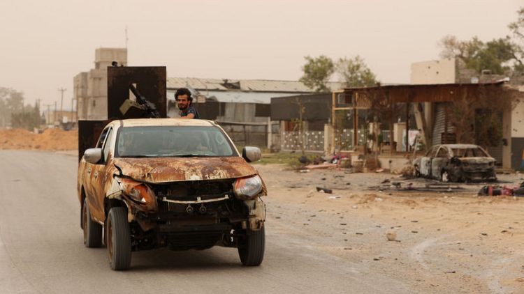 شهود: قوات طرابلس تدفع خصومها للخلف قليلا جنوبي العاصمة الليبية