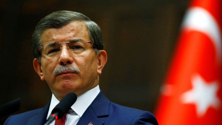 رئيس وزراء تركيا السابق داود أوغلو ينتقد الحزب الحاكم بشدة