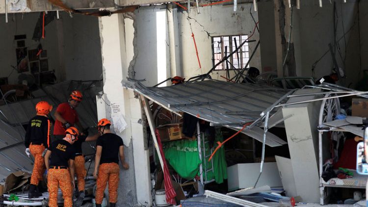 رجال الإنقاذ يبحثون عن ناجين بعد زلزال الفلبين