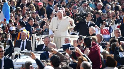 Papa regala 6mila rosari a giovani Papa regala 6mila rosari a giovani