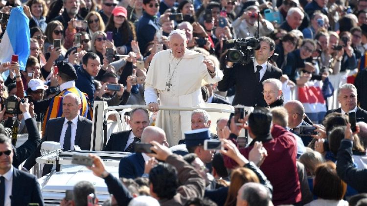 Papa regala 6mila rosari a giovani