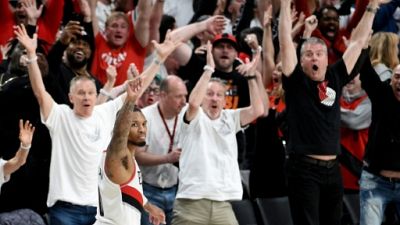 NBA: un panier fou de Lillard envoie Portland en demie de conférence