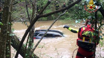 Auto travolta da torrente,morta dispersa Auto travolta da torrente,morta dispersa