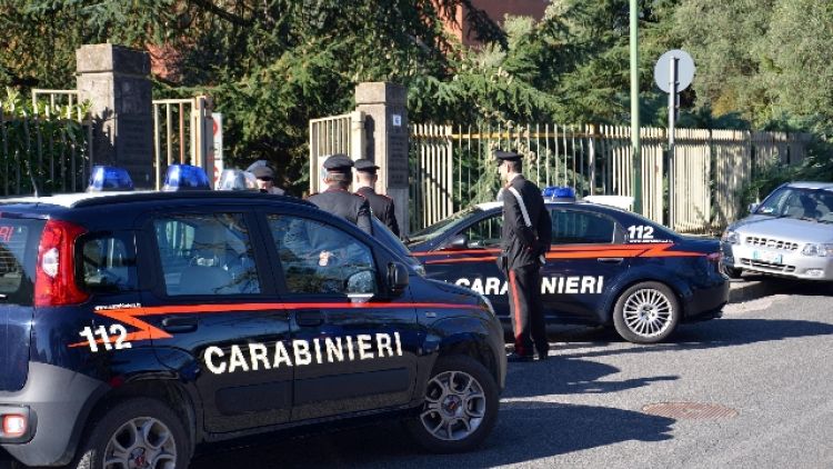 Trovata morta,carabinieri cercano figlio