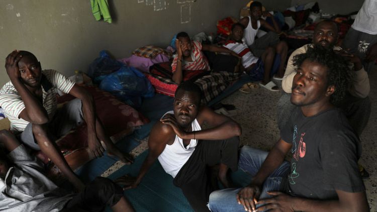 مركز لاحتجاز المهاجرين في ليبيا يفتح أبوابه لكنهم يخشون الخروج بسبب القتال