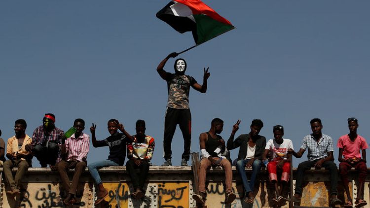 (تحقيق)المحتجون في السودان يأملون أن يدفع اعتصامهم الجيش لتسليم السلطة للمدنيين
