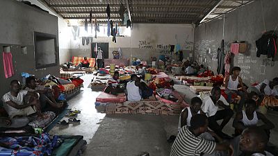 مفوضية الأمم المتحدة للاجئين تنقل 325 لاجئا من مركز احتجاز ليبي بسبب العنف