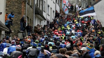Le peloton lors de la 102e édition de Liège-Bastogne-Liège le 24 avril 2016 Le peloton lors de la 102e édition de Liège-Bastogne-Liège le 24 avril 2016