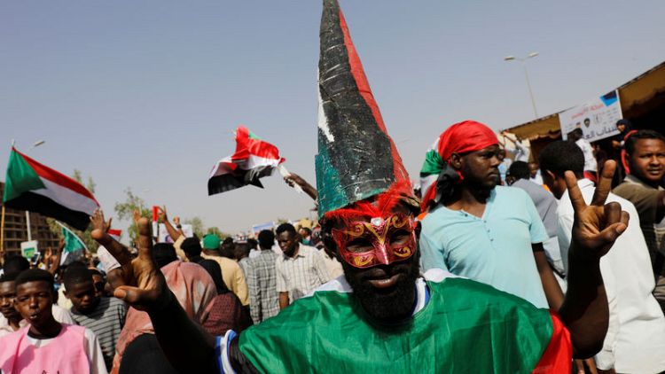 شاهد من رويترز: تجمع أعداد ضخمة خارج وزارة الدفاع السودانية للمطالبة بحكم مدني