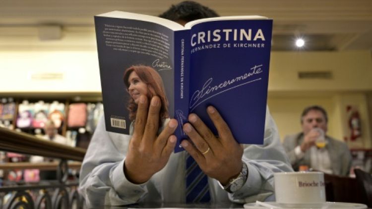 Argentine: Kirchner publie un livre en guise de lancement de campagne
