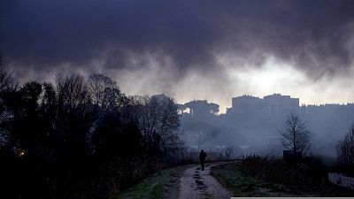 Rogo in una discarica abusiva a Roma Rogo in una discarica abusiva a Roma