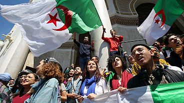 آلاف يتظاهرون ضد النخبة الحاكمة في العاصمة الجزائرية