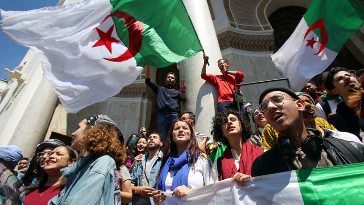 مئات الآلاف يتظاهرون ضد النخبة الحاكمة في العاصمة الجزائرية