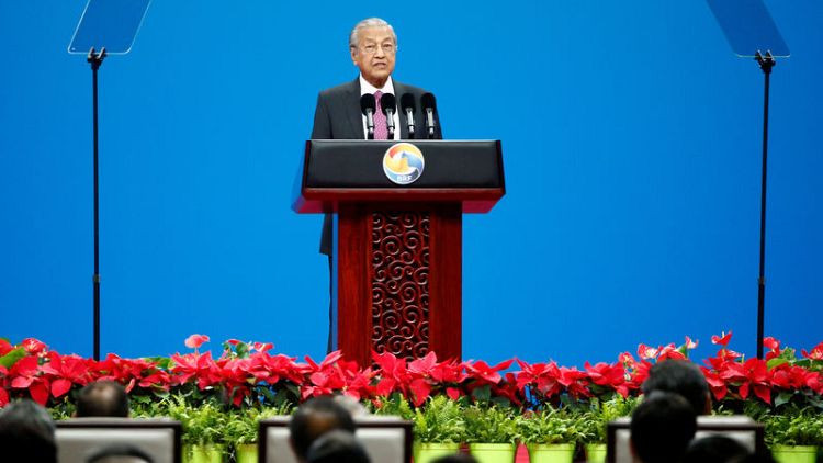 استطلاع: تراجع شعبية رئيس وزراء ماليزيا بسبب الاقتصاد ومشكلات عرقية