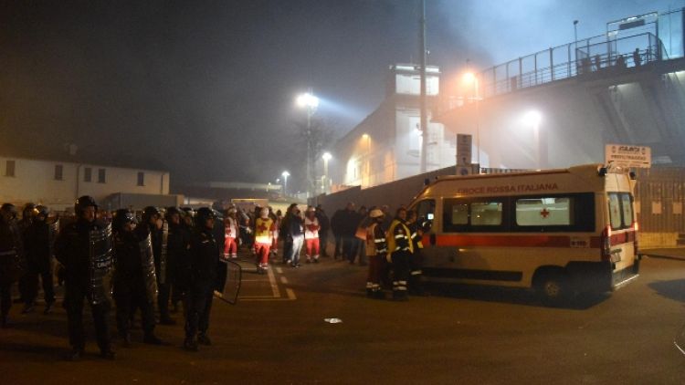 Incidenti a Bergamo, 12 agenti feriti