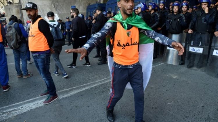 A Alger, une "force pacifique d'interposition" empêche les heurts avec la police