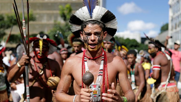 آلاف السكان الأصليين يتظاهرون بالبرازيل احتجاجا على خطة لترسيم الأراضي
