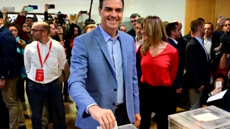 Sanchez donné gagnant mais succès annoncé de l'extrême droite en Espagne