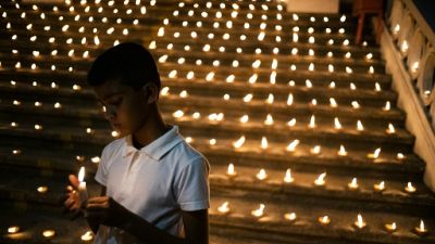 Attentats au Sri Lanka : la communauté chrétienne, sous haute surveillance, pleure ses morts Attentats au Sri Lanka : la communauté chrétienne, sous haute surveillance, pleure ses morts