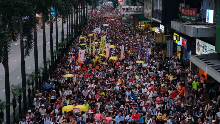 عشرات الآلاف يتظاهرون في هونج كونج احتجاجا على مقترحات لتسليم مطلوبين للصين