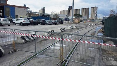 Porti, silos Ancona giù con esplosivo Porti, silos Ancona giù con esplosivo