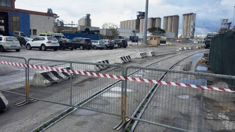 Porti, silos Ancona giù con esplosivo