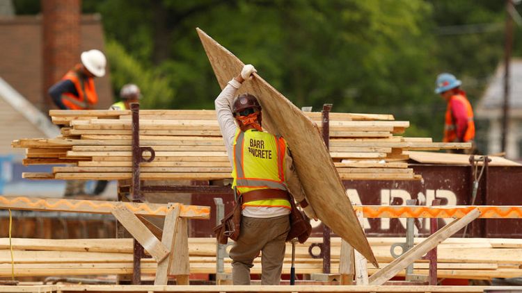 U.S. labour costs increase moderately in first quarter