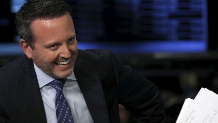 Allergan CEO Saunders wins vote to keep chairman role