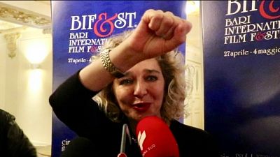 1 maggio:Valeria Golino saluta col pugno 1 maggio:Valeria Golino saluta col pugno