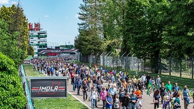In migliaia a Imola per ricordare Senna In migliaia a Imola per ricordare Senna