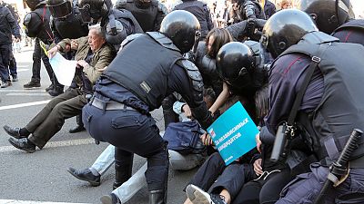 جماعة حقوقية: الشرطة الروسية تعتقل أكثر من 100 في احتجاجات عيد العمال