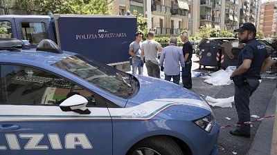 Accoltella a morte la moglie e si uccide Accoltella a morte la moglie e si uccide
