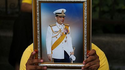 ملك تايلاند يقدم فروض الاحترام لأسلافه قبل تتويجه