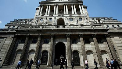 بنك إنجلترا يرفع توقعات النمو ويبقي سعر الفائدة دون تغيير