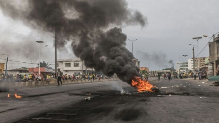 Des barricades enflammées dans les rues de Cotonou, au Bénin, le 2 mai 2019