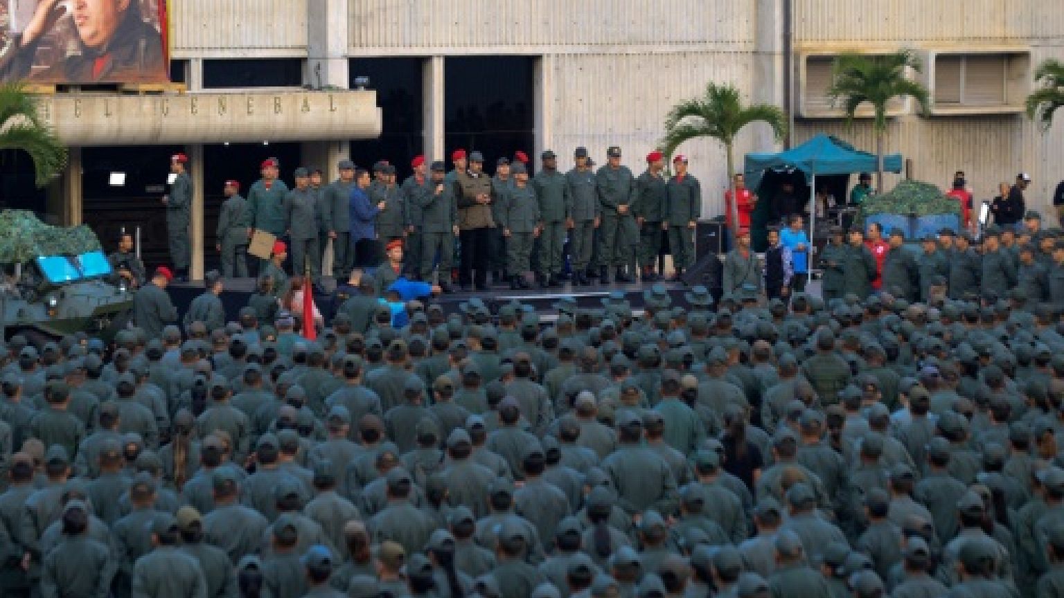 Venezuela: Maduro appelle l'armée à combattre "tous les putschistes"