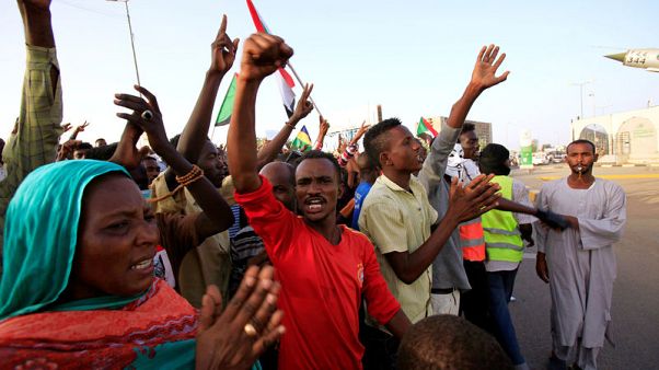 النائب العام السوداني يأمر باستجواب البشير مع تصاعد الاحتجاجات النائب العام السوداني يأمر باستجواب البشير مع تصاعد الاحتجاجات