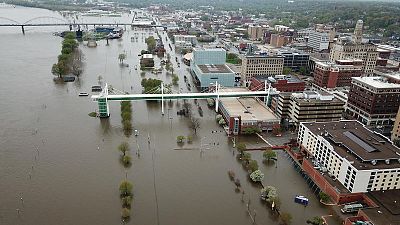 أمطار غزيرة تهدد بفيضان الأنهار في وسط الولايات المتحدة