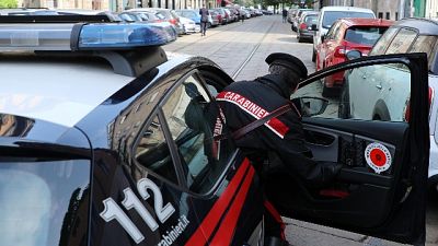 Incide suo nome sulla schiena della ex Incide suo nome sulla schiena della ex