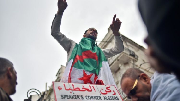 En Algérie, "l'escabeau de la démocratie" une tribune pour libérer la parole