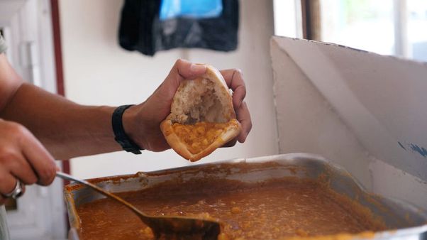 بريوش أم فاصوليا؟ وجبة الإفطار تؤجج الانقسام في الصراع الليبي بريوش أم فاصوليا؟ وجبة الإفطار تؤجج الانقسام في الصراع الليبي
