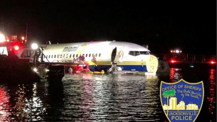 Un Boeing 737 finit son atterrissage dans un fleuve en Floride