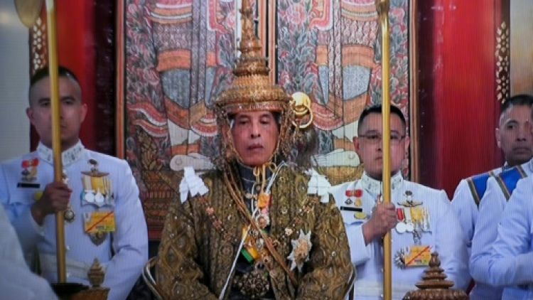Maha Vajiralongkorn couronné à 66 ans roi de Thaïlande