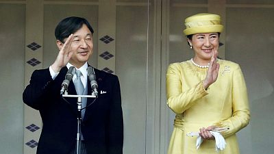 هتافات وصيحات مع تحية إمبراطور اليابان الجديد الشعب لأول مرة