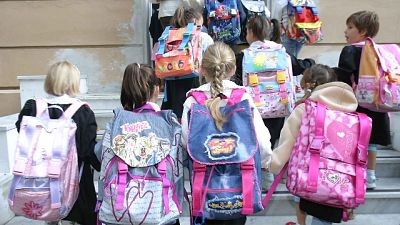Scuola: Salvini, reintrodurre grembiule Scuola: Salvini, reintrodurre grembiule