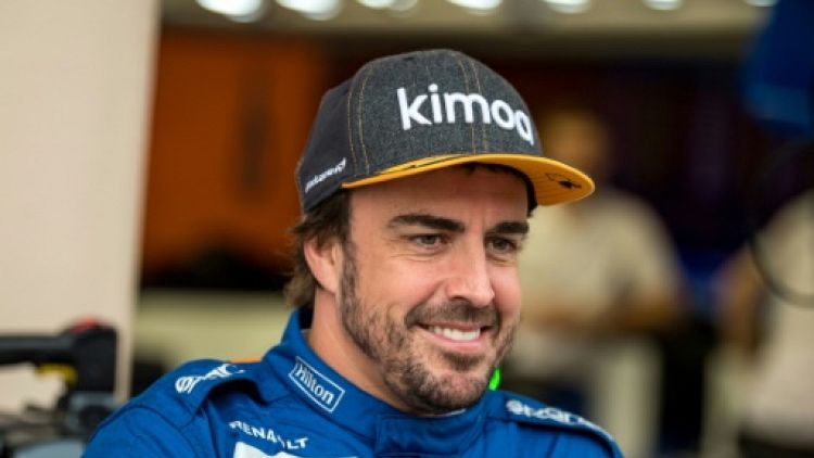 L'Espagnol Fernando Alonso au garage McLaren à Manama le 2 avril 2019 