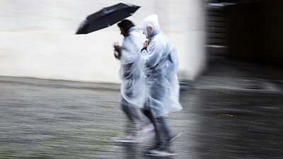 Vento forte, voli dirottati a Genova Vento forte, voli dirottati a Genova