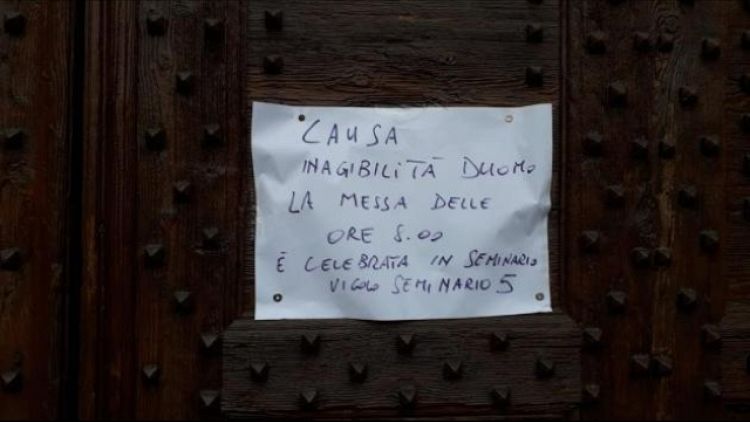 Cadono calcinacci, chiuso Duomo Vigevano