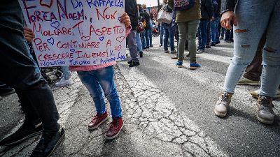 Centinaia su luogo agguato,'forza Noemi' Centinaia su luogo agguato,'forza Noemi'